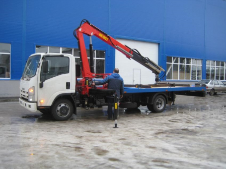 Эвакуатор Isuzu NQR 90 с прямой платформой и краном-манипулятором (КМУ)
