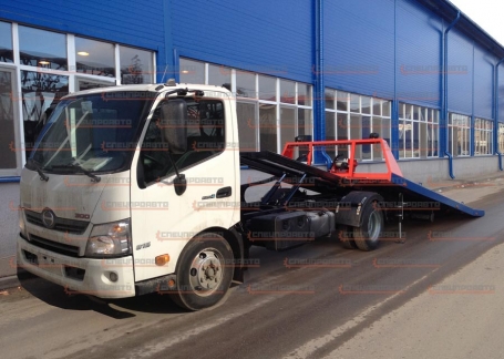 Эвакуатор Hino 300 со сдвижной платформой