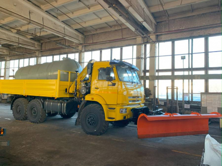 КАМАЗ-43118 с КМУ отвалом и вакуумной цистерной