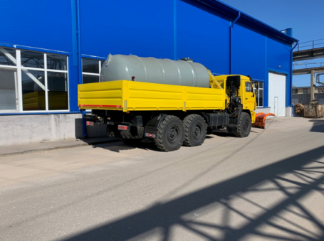 КАМАЗ-43118 с КМУ отвалом и вакуумной цистерной